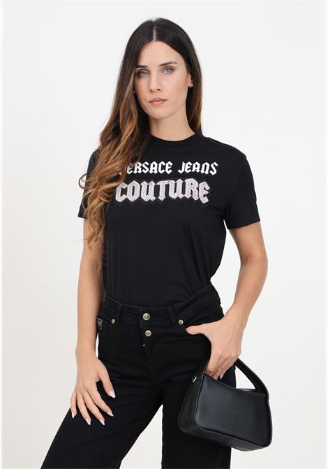 T-shirt a manica corta nera da donna con logo gotico impreziosito da perline VERSACE JEANS COUTURE | 77HAHC02CJ01C899